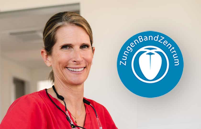 Bild mit Zahnärztin Julia Wossidlo in den Räumen von MED:SMILE Mannheim und blau-weißem Logo des ZungenBandzuntrums Oppenheim.