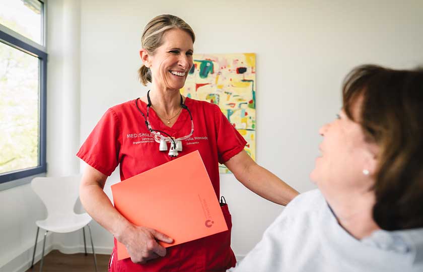 ZÄ Julia Wossidlo im Beratungsgespräch mit Patientin. 