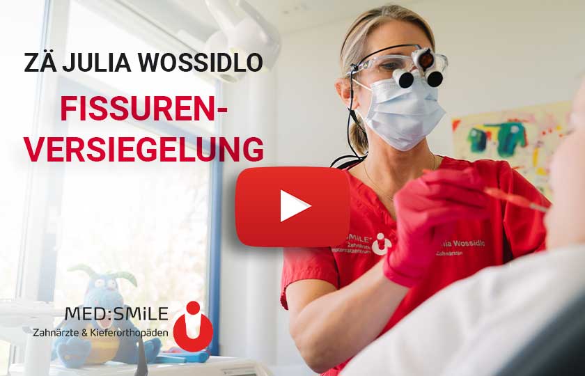 Dr. Julia Wossidlo bei der Kontrolle der Zähne eines Kindes mit einem Dentalspiegel