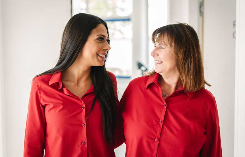 Zwei Mitarbeiterinnen von MED:SMILE im Gespräch