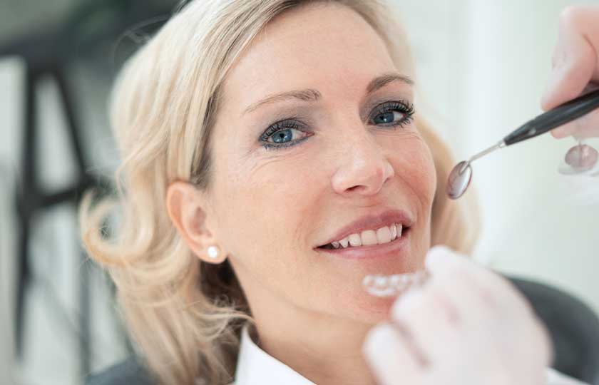Einsetzen einer unsichtbaren Zahnschiene bei einer Patientin