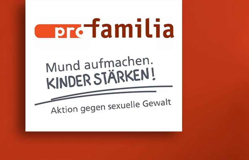 Logo der pro Familia auf weißem und rotem Hintergrund mit Aktionstitel "Mund aufmachen. Kinder stärken! Aktion gegen sexuelle Gewalt" darunter.