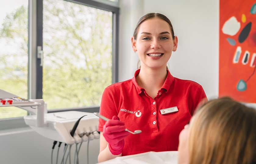 ZFA am Behandlungsstuhl im Gespräch mit einer Patientin