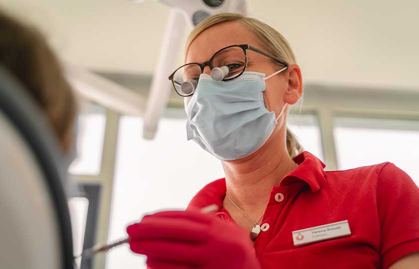 Mitarbeiterin von MED:SMILE während der Behandlung eines Patienten