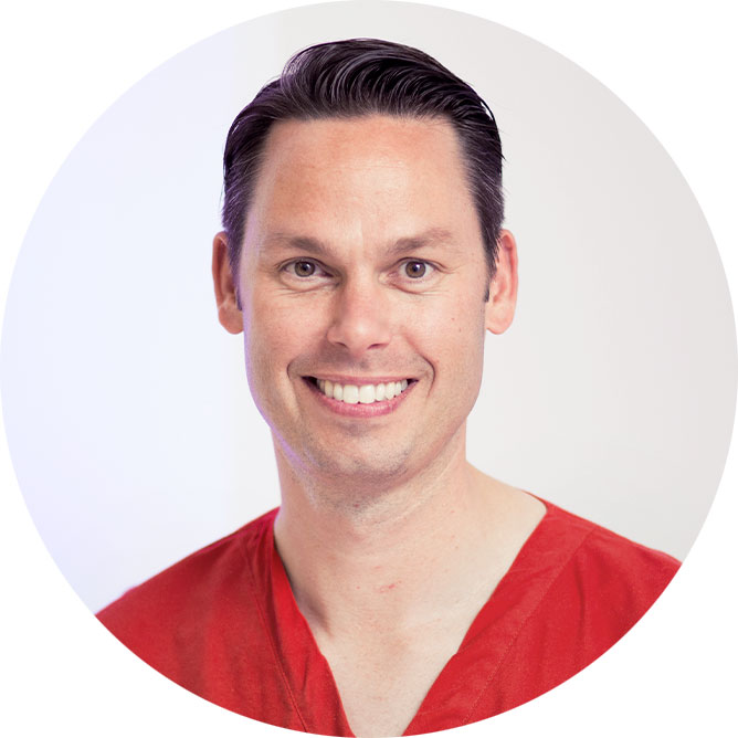 Portraitbild von Dr. Daniel Jäger in rotem Schlupfkartack