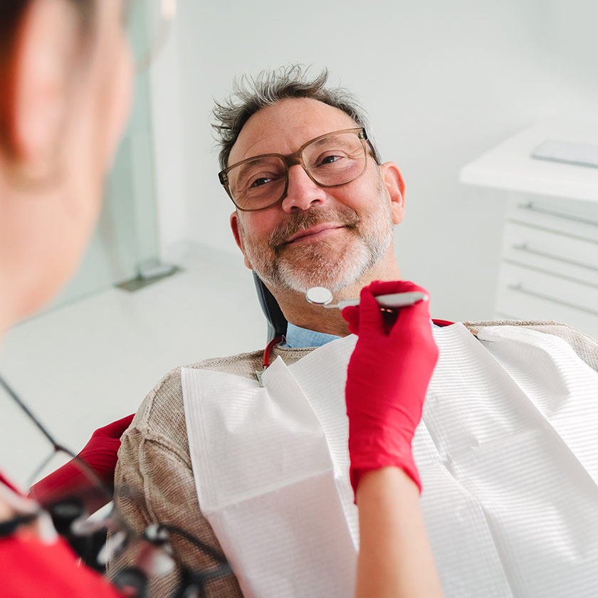 Patient während der Behandlung auf dem Behandlungsstuhl. 